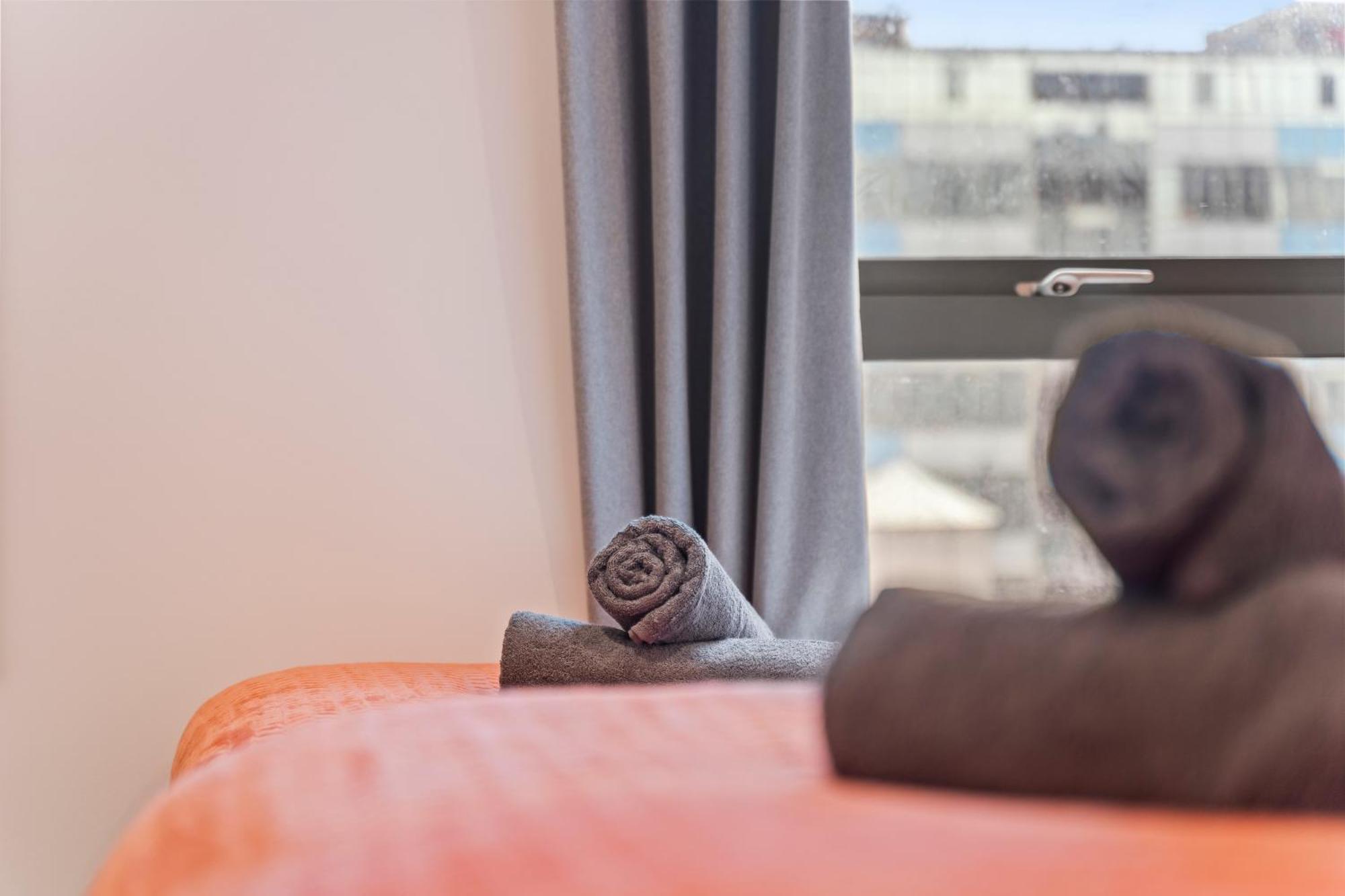 Shanti - 2bed 2bath Centre - Wifi - Netflix- Parking- Modern- Perfect For Family, Contractors, Leisure, Business By Shanti Nights