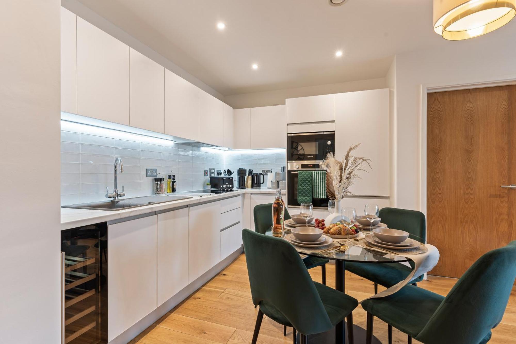Apartment Shanti - 2bed 2bath Centre - Wifi - Netflix- Parking- Modern- Perfect For Family, Contractors, Leisure, Business By Shanti Nights Birmingham