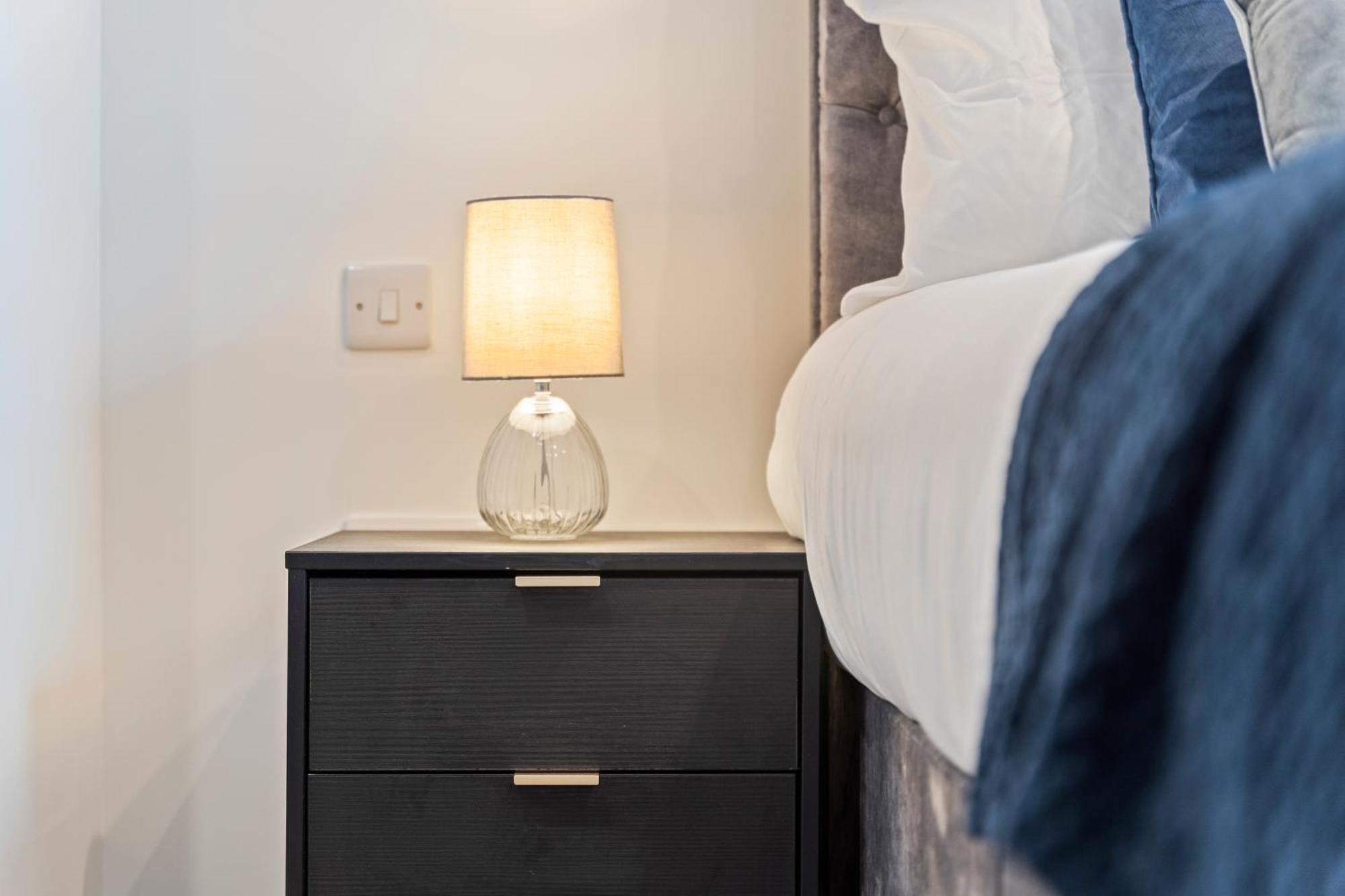 Shanti - 2bed 2bath Centre - Wifi - Netflix- Parking- Modern- Perfect For Family, Contractors, Leisure, Business By Shanti Nights *