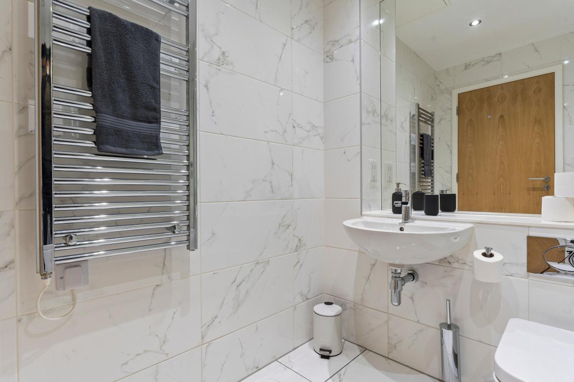 Shanti - 2bed 2bath Centre - Wifi - Netflix- Parking- Modern- Perfect For Family, Contractors, Leisure, Business By Shanti Nights Birmingham